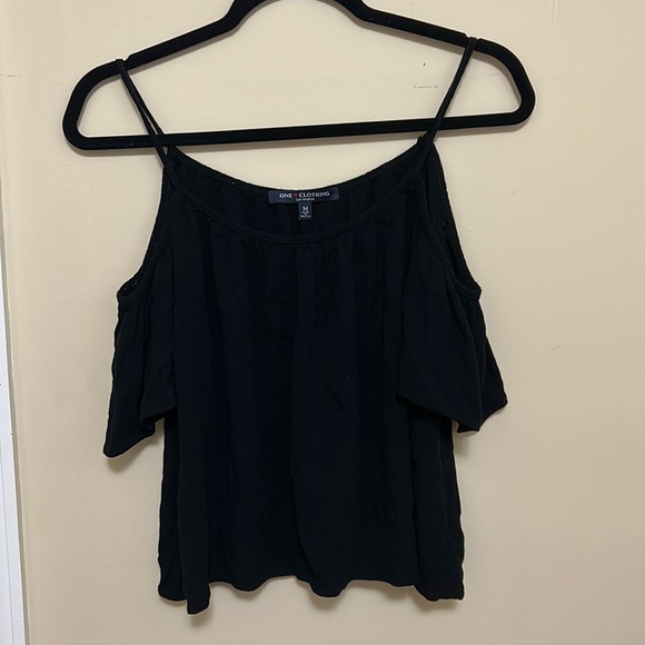 Flowy off the shoulder black top - Picture 1 of 4